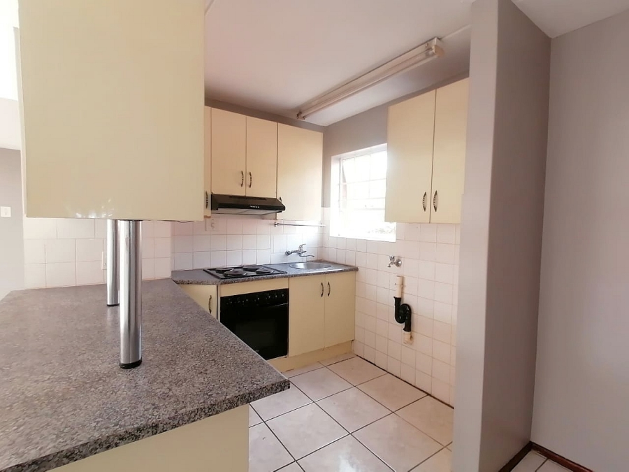 To Let 2 Bedroom Property for Rent in Mondeor Gauteng