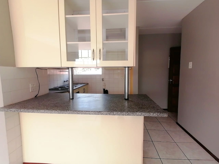 To Let 2 Bedroom Property for Rent in Mondeor Gauteng