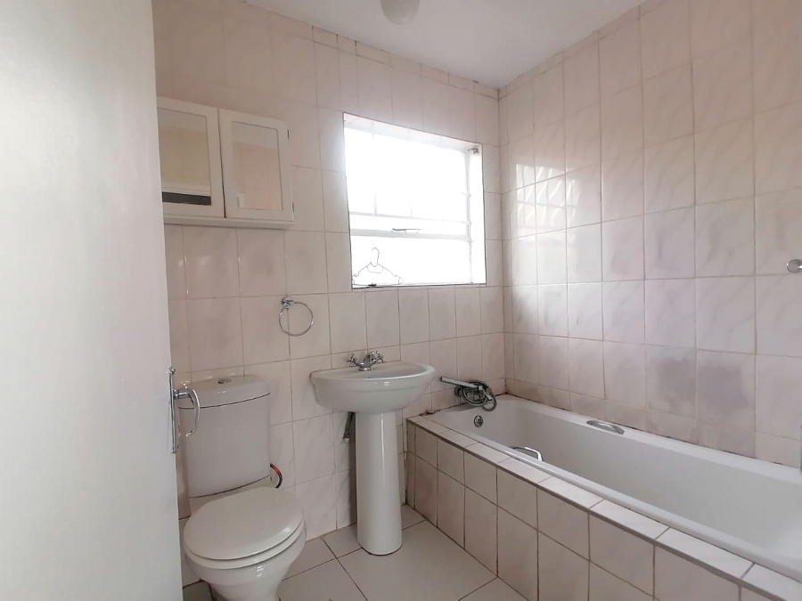To Let 2 Bedroom Property for Rent in Mondeor Gauteng