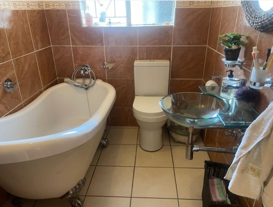 4 Bedroom Property for Sale in Mondeor Gauteng