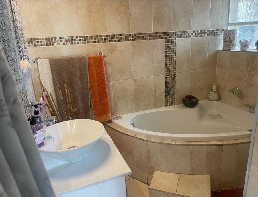 4 Bedroom Property for Sale in Mondeor Gauteng