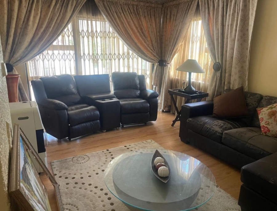 4 Bedroom Property for Sale in Mondeor Gauteng