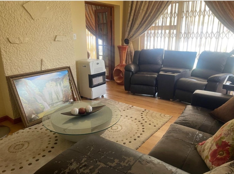 4 Bedroom Property for Sale in Mondeor Gauteng