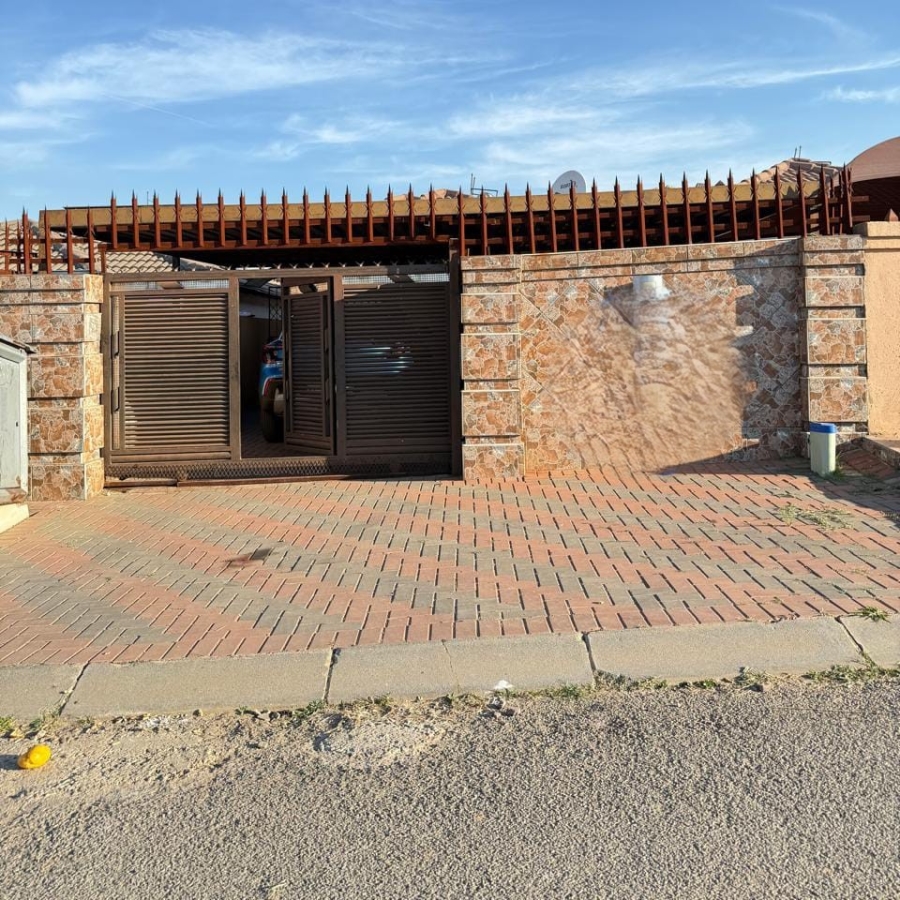 2 Bedroom Property for Sale in Clayville Gauteng