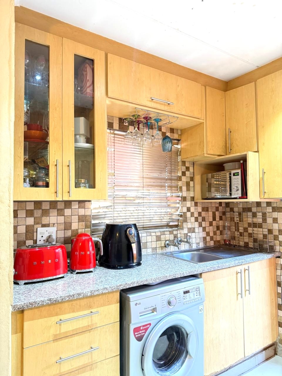 2 Bedroom Property for Sale in Clayville Gauteng