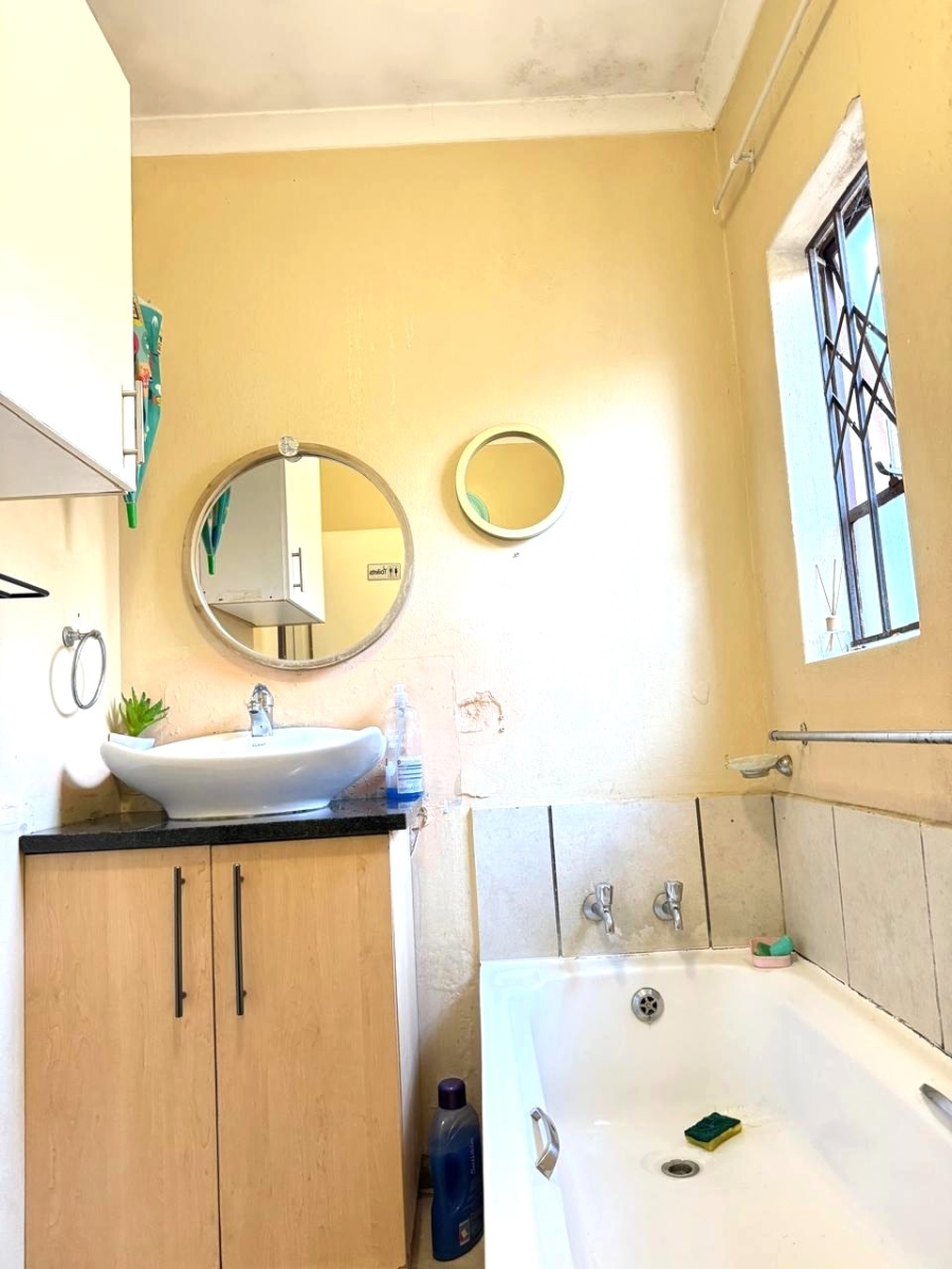 2 Bedroom Property for Sale in Clayville Gauteng