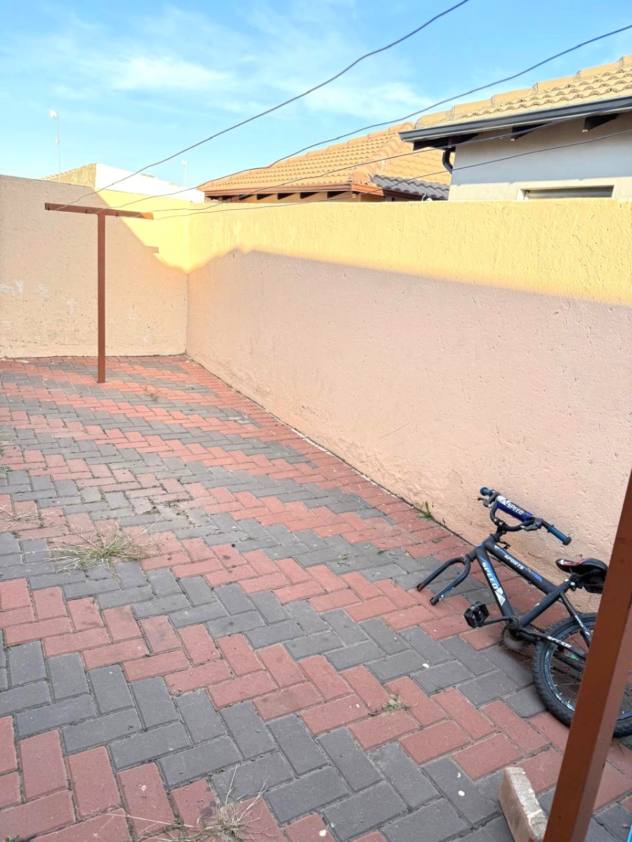 2 Bedroom Property for Sale in Clayville Gauteng