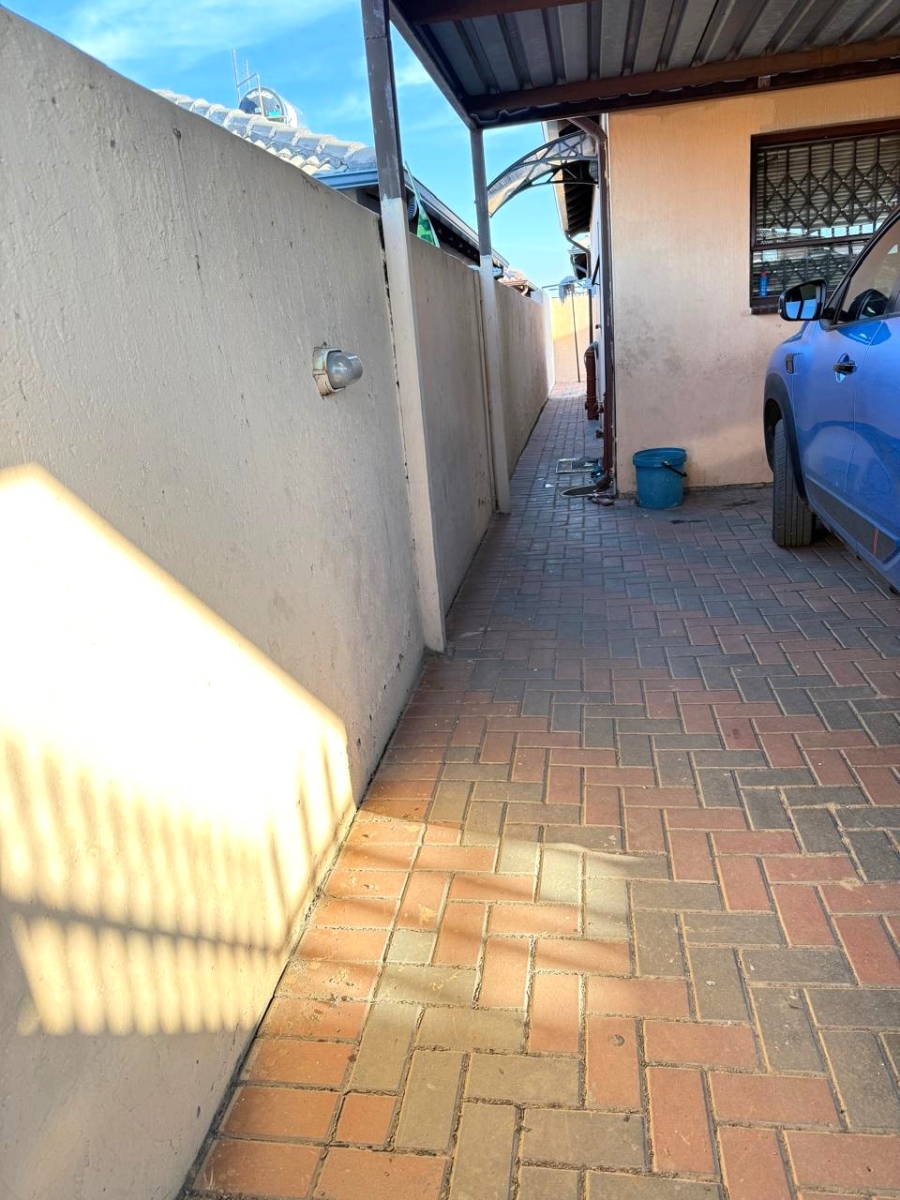 2 Bedroom Property for Sale in Clayville Gauteng