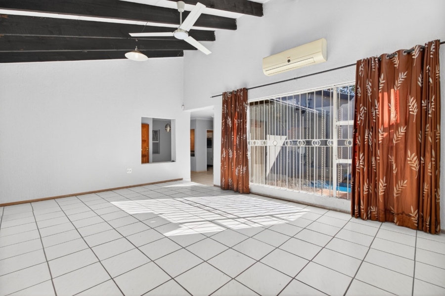 3 Bedroom Property for Sale in Fontainebleau Gauteng