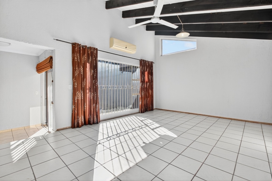 3 Bedroom Property for Sale in Fontainebleau Gauteng