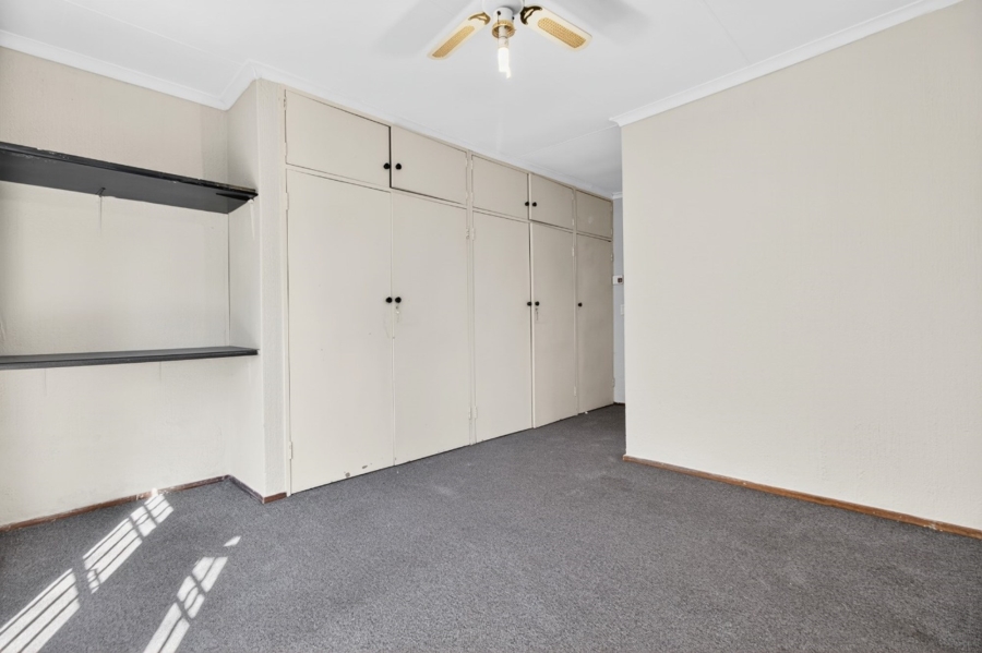 3 Bedroom Property for Sale in Fontainebleau Gauteng