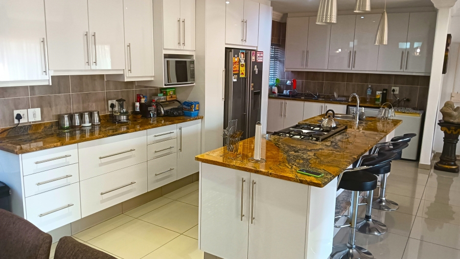 5 Bedroom Property for Sale in Edleen Gauteng