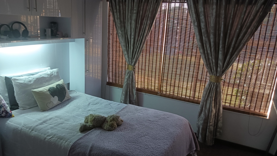 5 Bedroom Property for Sale in Edleen Gauteng