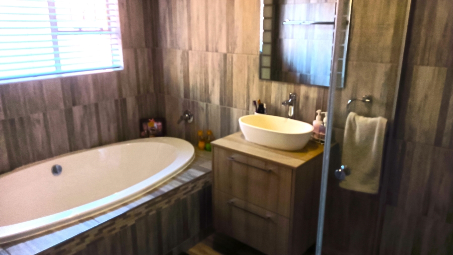 5 Bedroom Property for Sale in Edleen Gauteng