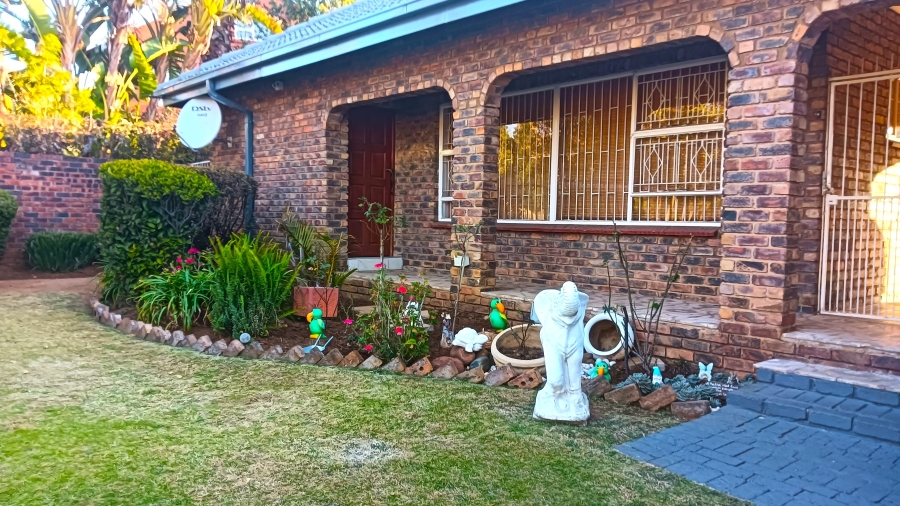 5 Bedroom Property for Sale in Edleen Gauteng