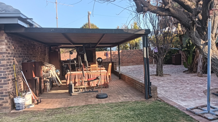5 Bedroom Property for Sale in Edleen Gauteng