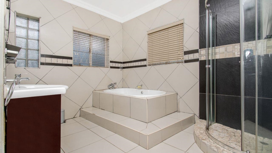 5 Bedroom Property for Sale in Country View Gauteng