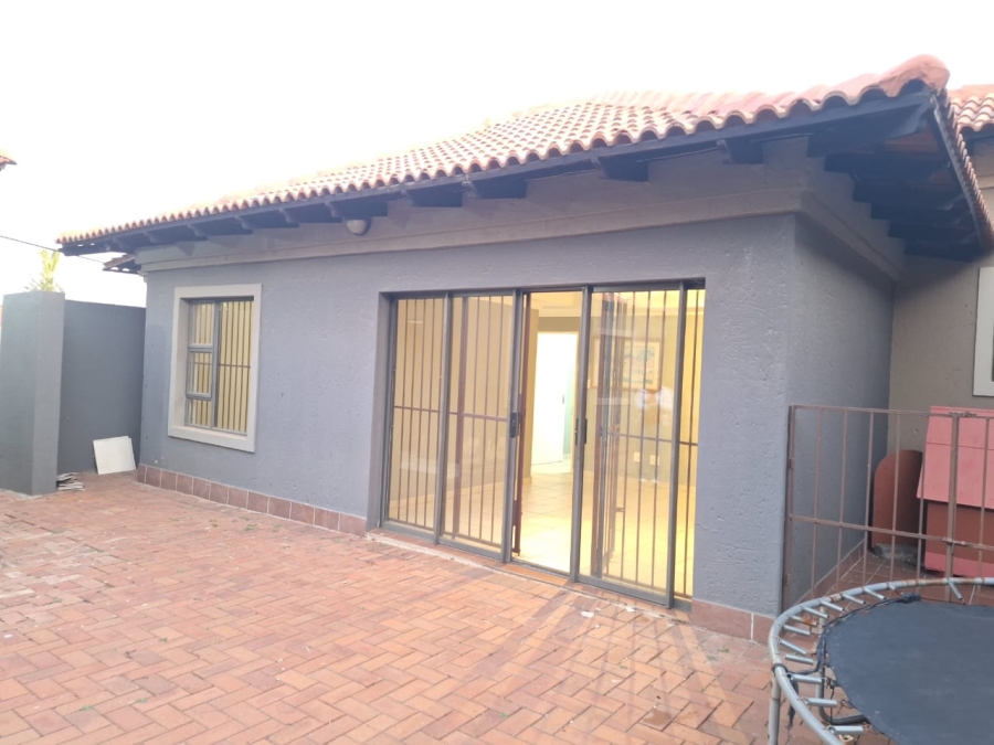 To Let 2 Bedroom Property for Rent in Primrose Hill Gauteng