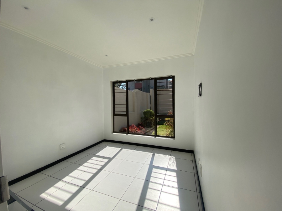 To Let 1 Bedroom Property for Rent in Fourways Gauteng
