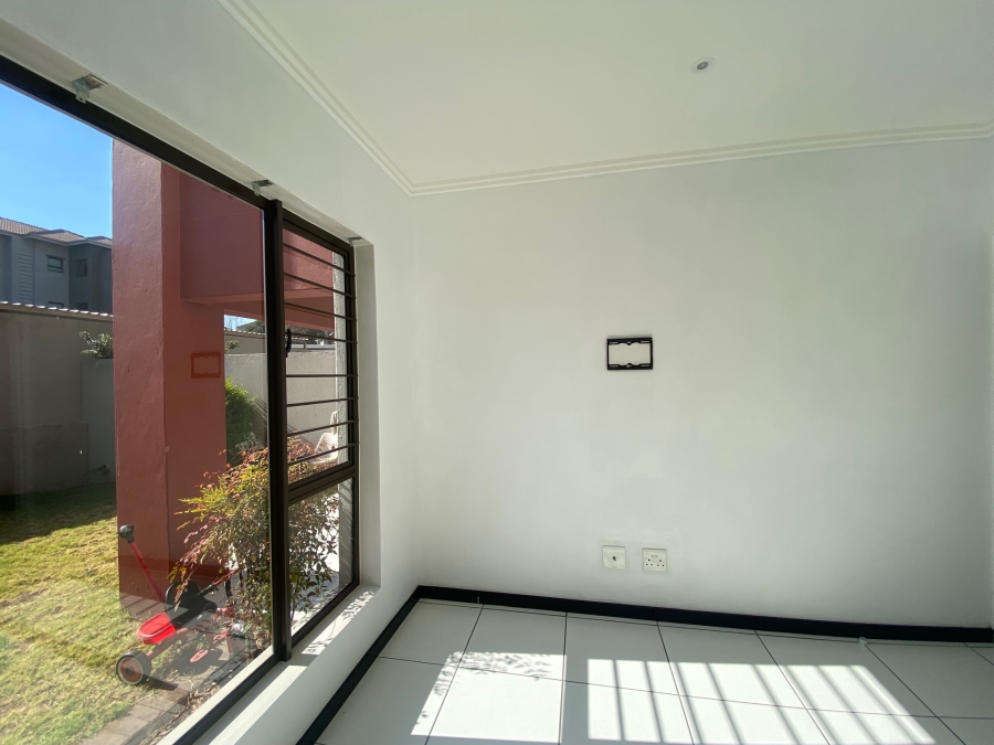 To Let 1 Bedroom Property for Rent in Fourways Gauteng