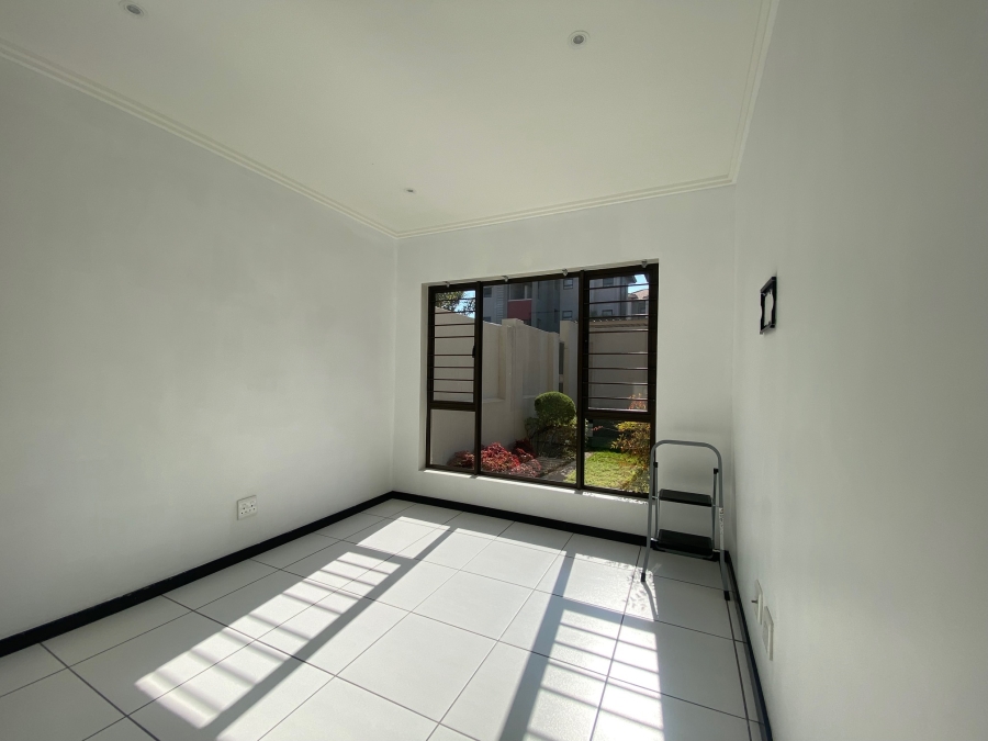 To Let 1 Bedroom Property for Rent in Fourways Gauteng