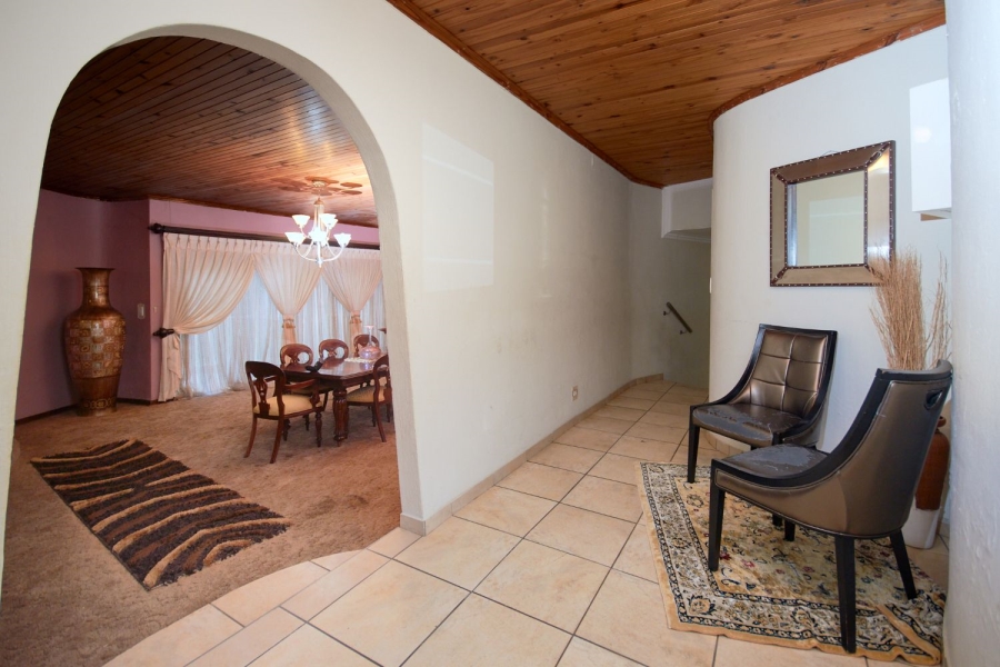 5 Bedroom Property for Sale in Kloofendal Gauteng