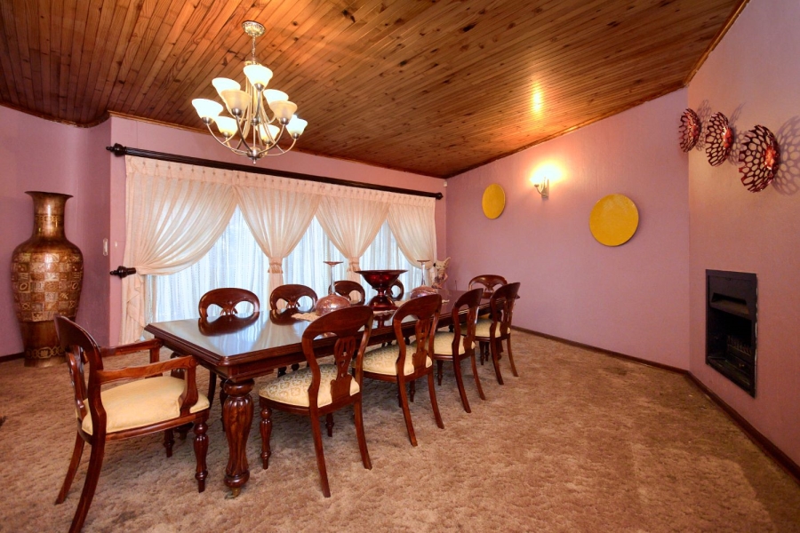 5 Bedroom Property for Sale in Kloofendal Gauteng