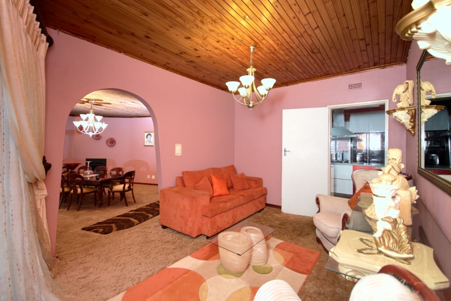 5 Bedroom Property for Sale in Kloofendal Gauteng