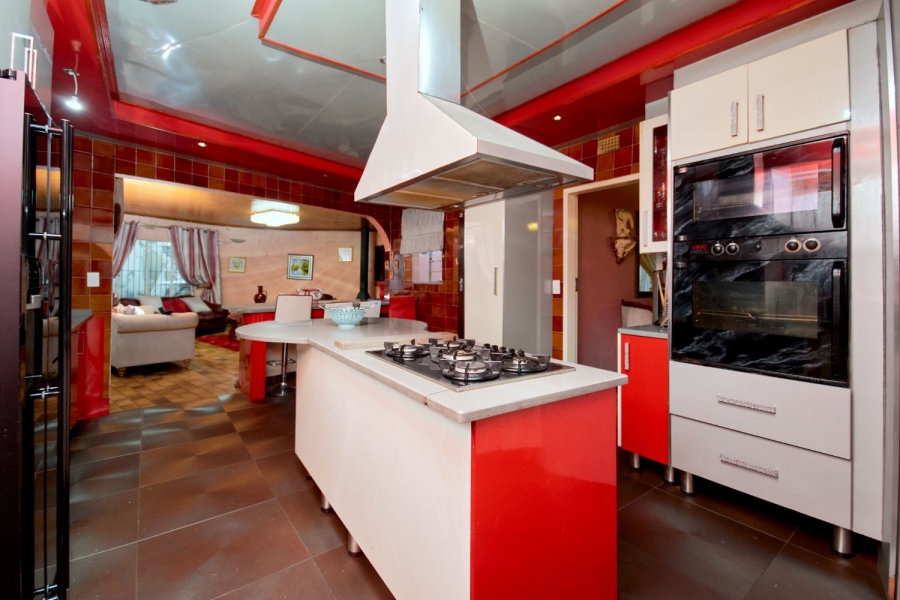 5 Bedroom Property for Sale in Kloofendal Gauteng