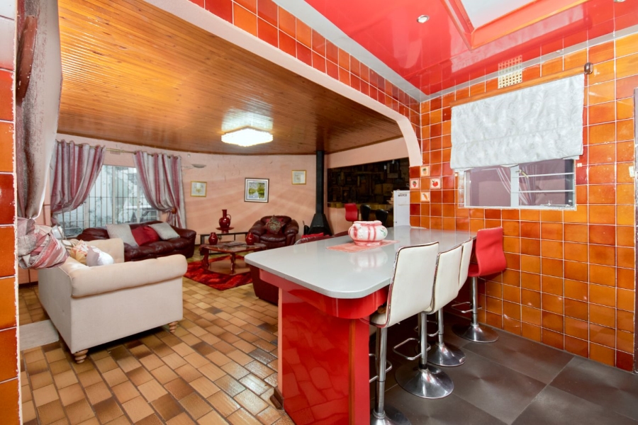 5 Bedroom Property for Sale in Kloofendal Gauteng