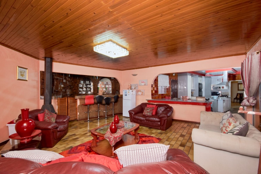 5 Bedroom Property for Sale in Kloofendal Gauteng