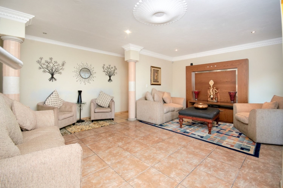 5 Bedroom Property for Sale in Kloofendal Gauteng