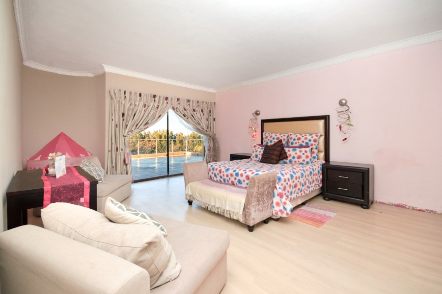 5 Bedroom Property for Sale in Kloofendal Gauteng