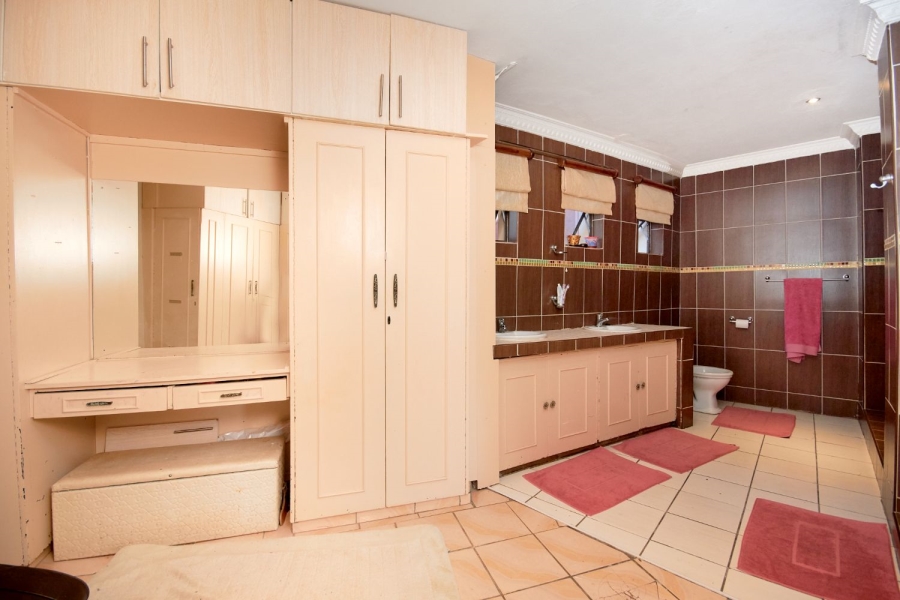 5 Bedroom Property for Sale in Kloofendal Gauteng