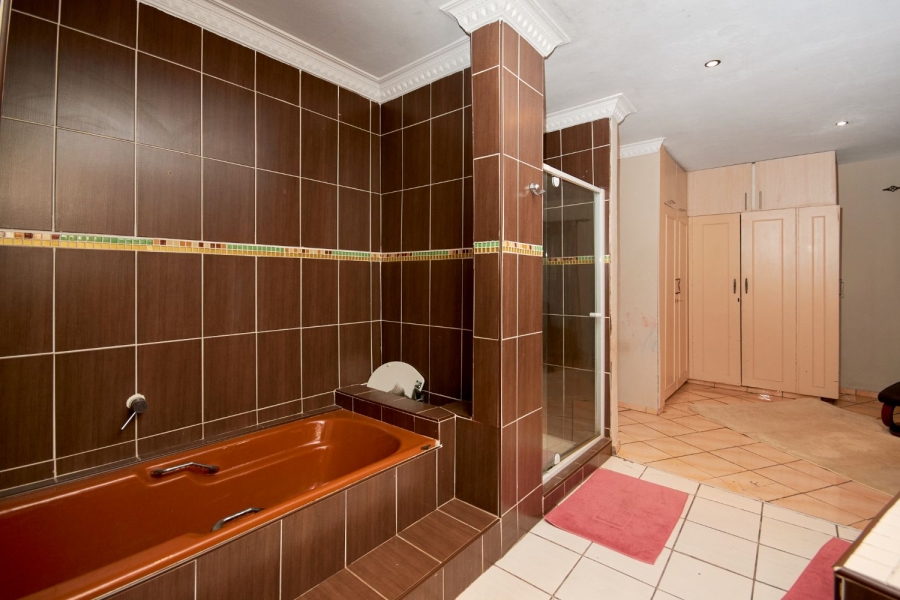 5 Bedroom Property for Sale in Kloofendal Gauteng