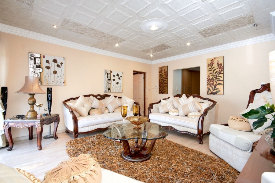 5 Bedroom Property for Sale in Kloofendal Gauteng