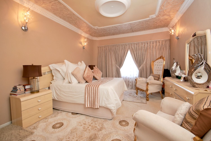 5 Bedroom Property for Sale in Kloofendal Gauteng
