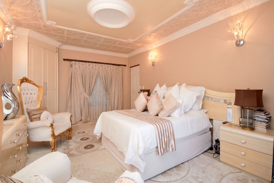 5 Bedroom Property for Sale in Kloofendal Gauteng