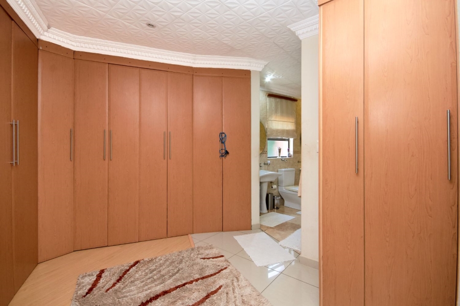 5 Bedroom Property for Sale in Kloofendal Gauteng