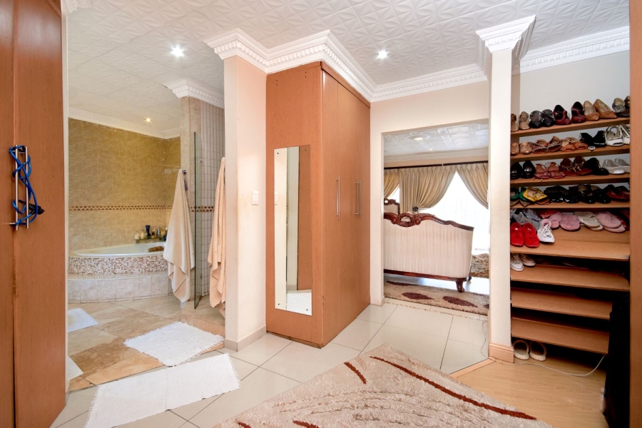 5 Bedroom Property for Sale in Kloofendal Gauteng