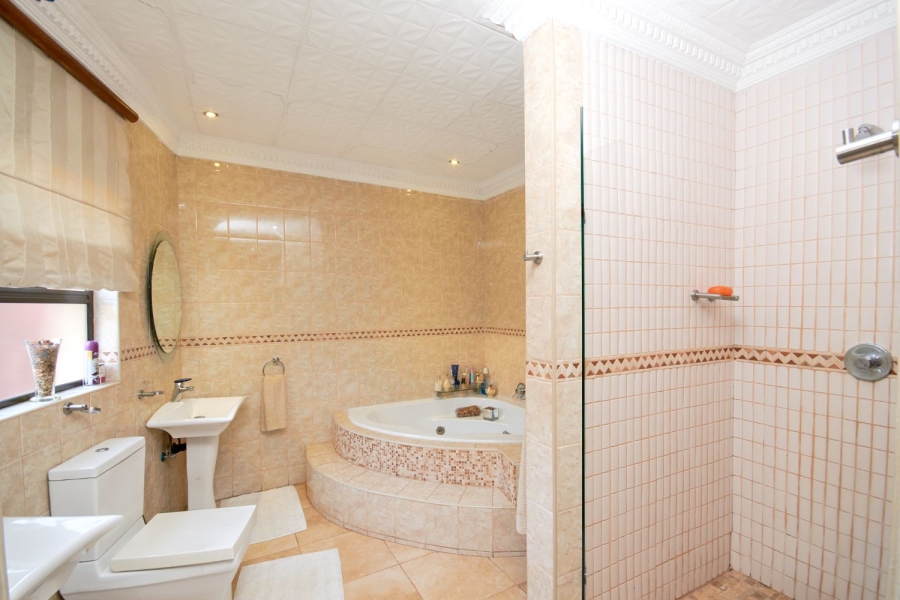 5 Bedroom Property for Sale in Kloofendal Gauteng