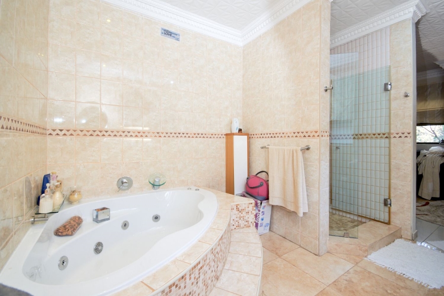 5 Bedroom Property for Sale in Kloofendal Gauteng