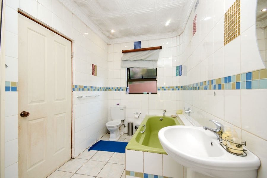 5 Bedroom Property for Sale in Kloofendal Gauteng