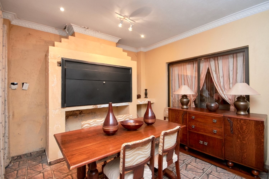 5 Bedroom Property for Sale in Kloofendal Gauteng