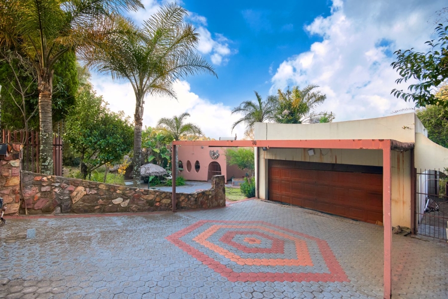 5 Bedroom Property for Sale in Kloofendal Gauteng
