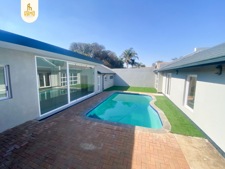 5 Bedroom Property for Sale in Wierda Park Gauteng