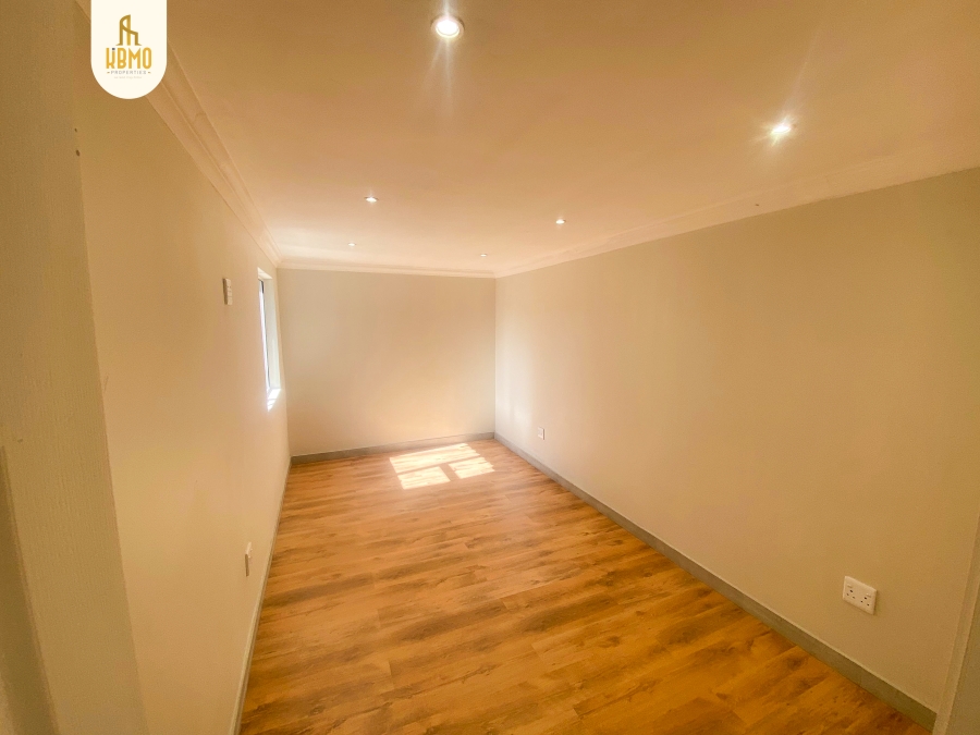 5 Bedroom Property for Sale in Wierda Park Gauteng