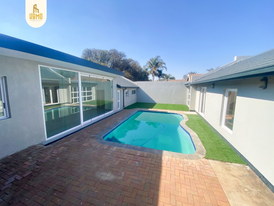 5 Bedroom Property for Sale in Wierda Park Gauteng