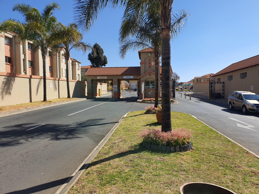 To Let 2 Bedroom Property for Rent in Ormonde Gauteng