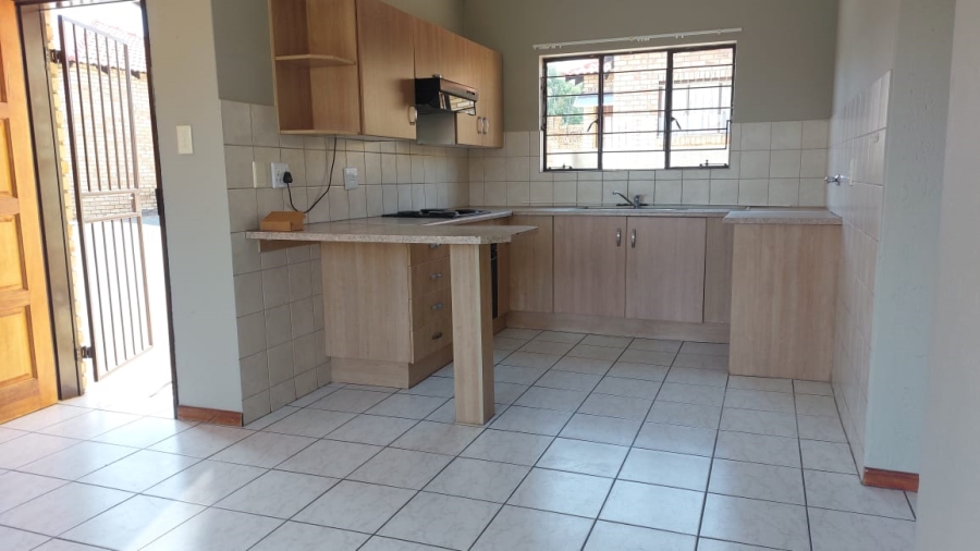 To Let 3 Bedroom Property for Rent in Greenhills Gauteng